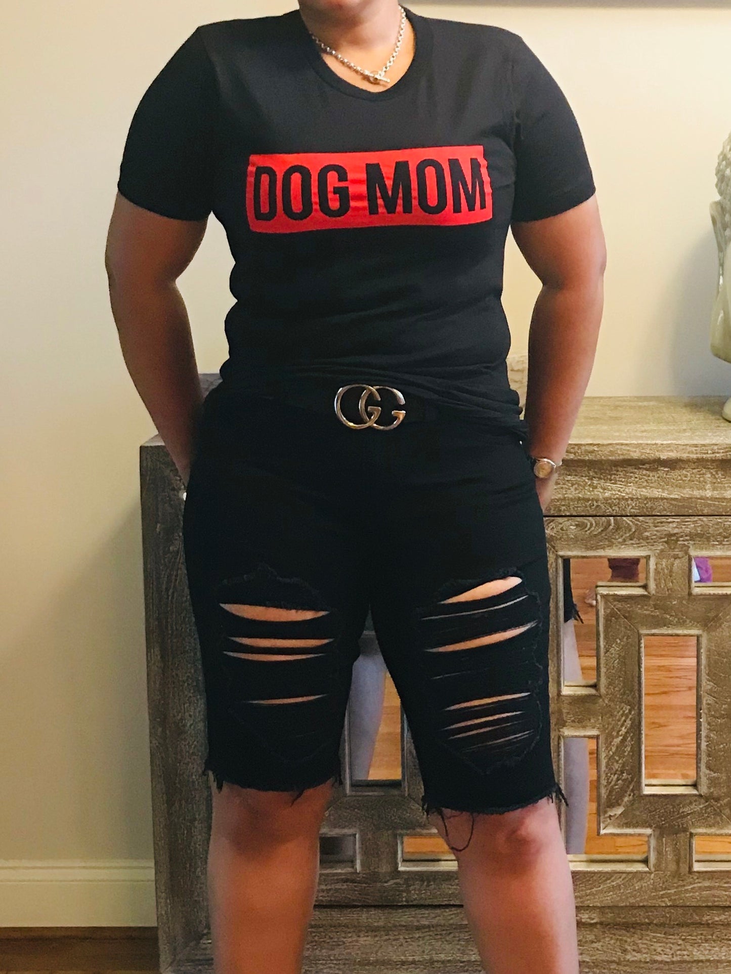 DOG MOM Graphic Tee